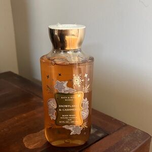 bath & body works snowflakes and cashmere body wash w/aloe vitamin B 10 oz new